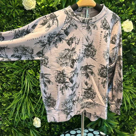 🆕🏷️ Wolf & Rita Sweatshirt 💜🖤 - Picture 2 of 3